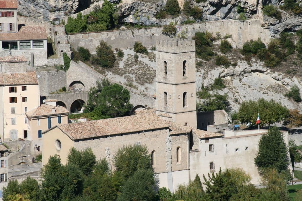 https://dignois.fr/Entrevaux-cathe/