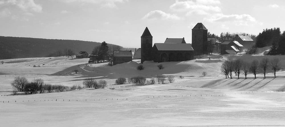 12470 St Chely Wikicommons Hugues Village_d'Aubrac_sous_la_neige.jpg