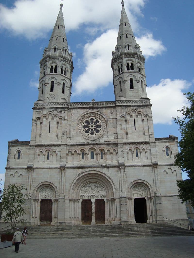 1. Eglise néo-romane Saint- Pierre de MâconEnvoi PRTL71.jpg