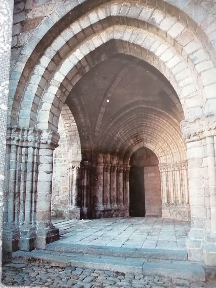 23170 Chambon Cath Chenneby porche.jpg