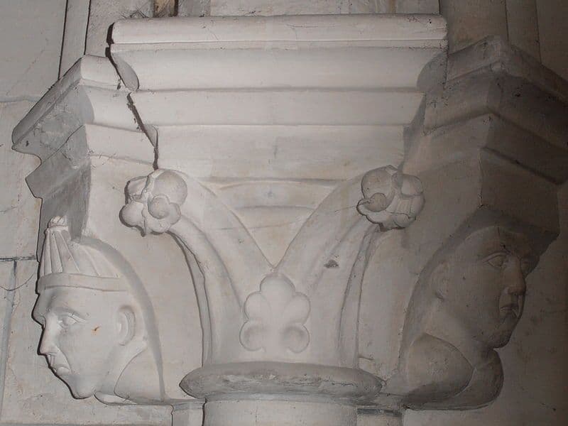 243426-francais-chapiteau-de-leglise-du-de-style-roman-bourguignon-de-saint-aubin-sur-yonne-france-eme-siecle.jpg