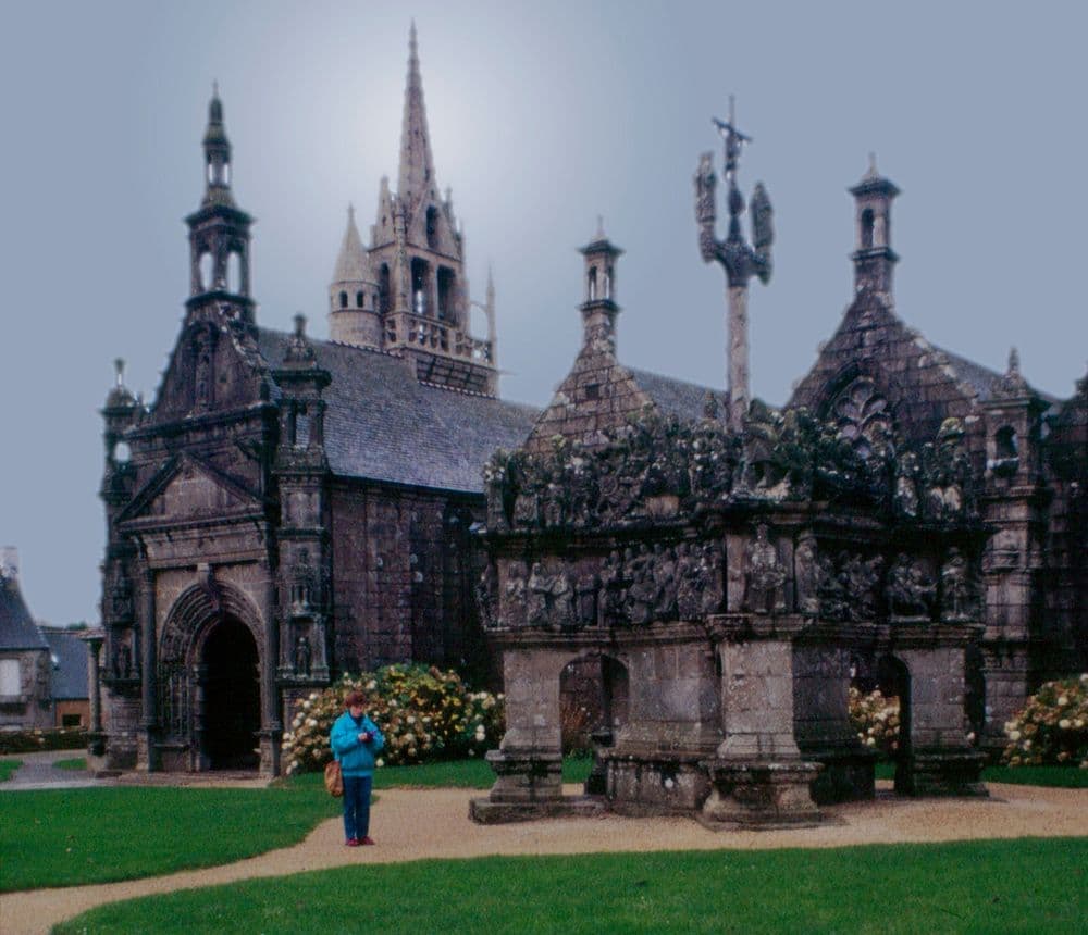 29400 Guimiliau Wikicommons Gerd Eichmann Calvaire-Kirche-1988-gje.jpg