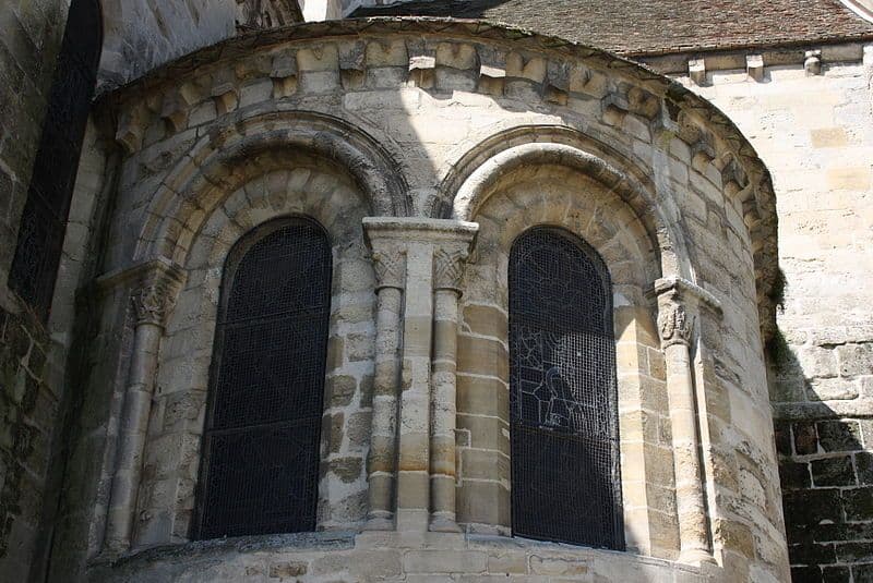 329105-deutsch-katholische-pfarrkirche-notre-dame-de-lassomption-in-auvers-sur-oise-im-departement-val-doise-ile-de-france-erbaut-im-1213-jahrhundert-seitenkapelle-aus-dem-1112-jahrhundert.jpg