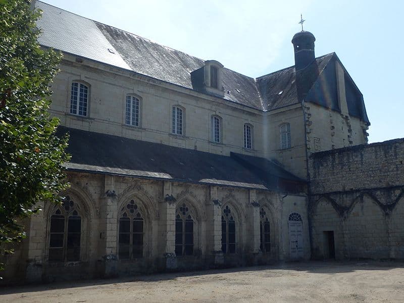 37140 BOURGUEIL Wiki le cloitre.jpg