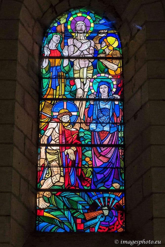 37190 AZAY LE RIDEAU wiki vitrail.jpg
