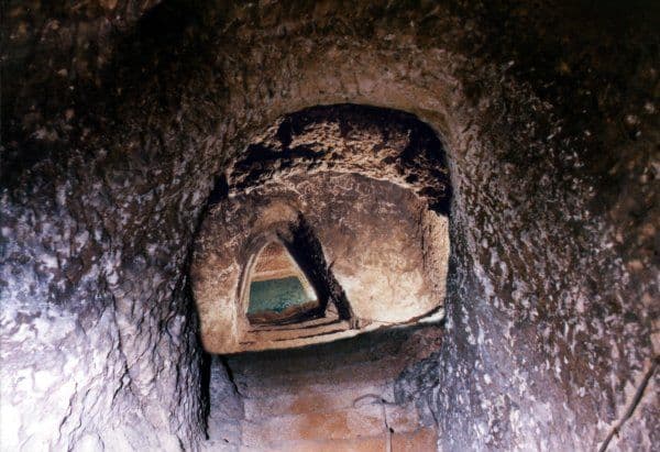 37500 Sainte RADEgonde Puits_creusé_dans_le_roc_à_l'arrière_de_la_chapelle_Sainte-Radegonde.XWIKI CHIMPAT .jpg