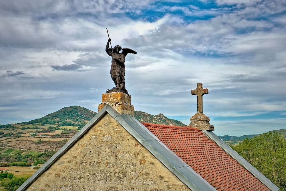 39110 MARNOZMarnoz,_la_statue_faitière_de_l'église WIKI JGS25 .jpg