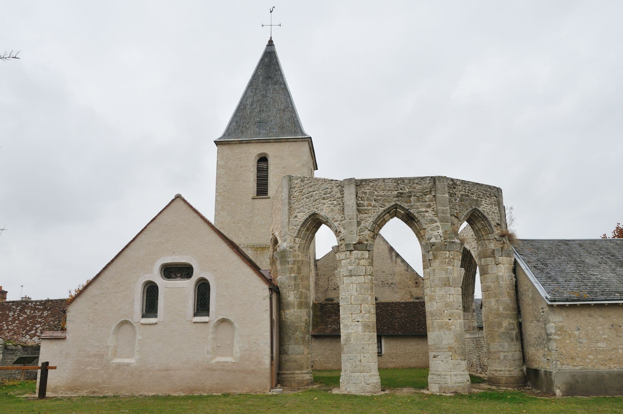 Courcelles-le-Roi - Église St-Jacques-le-Majeur