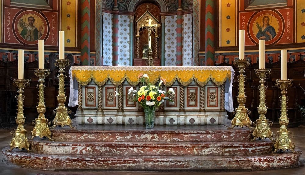 47000 Agen Wikicommons Didier Descouens_Cathédrale_Saint-Caprais_-_Croix_d'autel_et_six_chandeliers_-_PalissyPM47000446.jpg