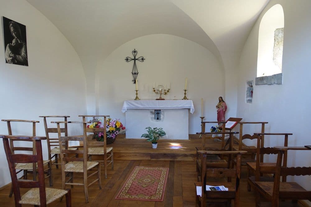 73630  JARSYinside-the-chapel--walk-to-chapelle-saint-michel-archange-dite-de-la-lzine--jarsy--bauges_37412167306_o  Guilhem Vellut .jpg