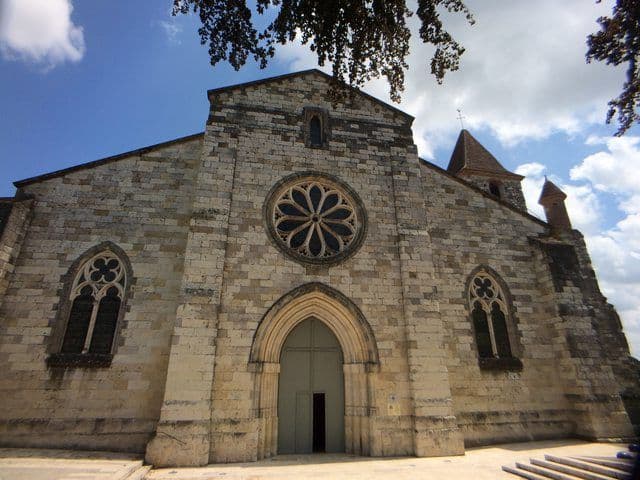 Auvillar-eglise_Saint-Pierre-facade.jpg