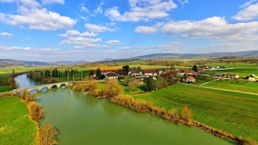 Brères,_le_village_et_son_pont_sur_la_Loue JGS25 WIKI .jpg