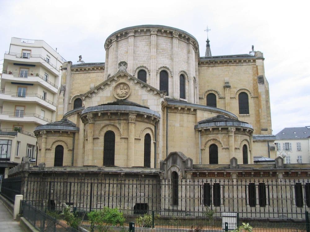 Chevet eglise saintlouis vichy WIKI.jpg