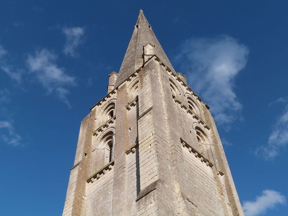 Clocher-porche_de_l'église_de_Langeais_-_02Wiuki Thérèse Gaigé 37130 LANGEAIS.  .jpg