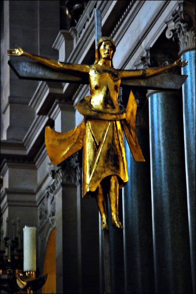 Paris Église de la Sainte-Trinité Choeur Christ en croix (1992), Philippe Kaeppelin WIKI MELINA196575009 Paris .jpg