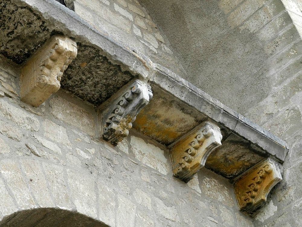 Pont-du-Chateau-eglise-Sainte-Martine-modillons.jpg