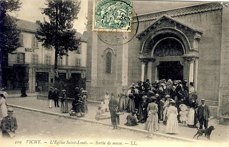 Sortie_de_la_messe_à_Vichy WIKI.jpg